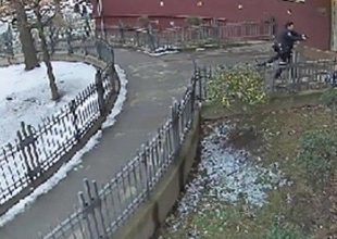 Βίντεο ντοκουμέντο: Αστυνομικοί κυνηγούν έφηβο και τον πυροβολούν 16 φορές