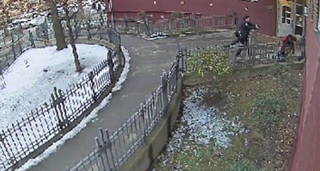 Βίντεο ντοκουμέντο: Αστυνομικοί κυνηγούν έφηβο και τον πυροβολούν 16 φορές