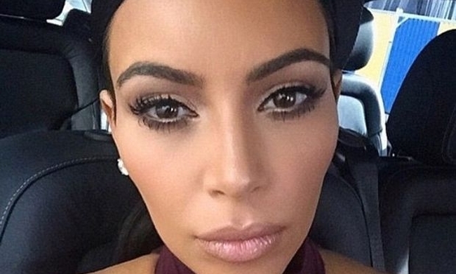 Μόνο η Kim Kardashian θα μπορούσε να παίξει τένις σχεδόν γυμνή