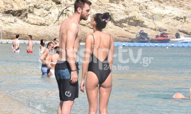 Η sexy σύντροφος του Μάντζαρη «τρέλανε» την Μύκονο