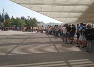 Ουρές στα εκδοτήρια (pics)