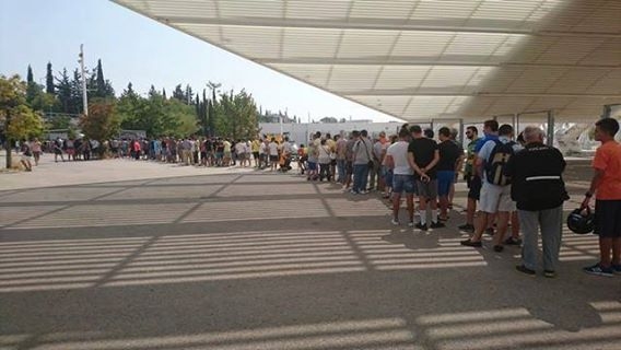 Ουρές στα εκδοτήρια (pics)