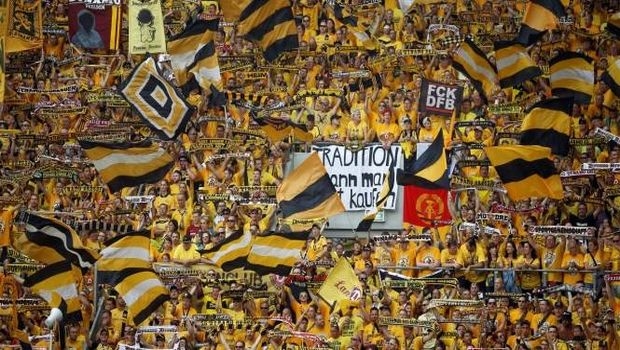 Καφρίλα από οπαδούς της Ντινάμο Δρέσδης με κεφάλι ταύρου