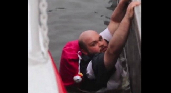 Έπαιζε Pokemon Go και έπεσε στο λιμάνι! (vid)