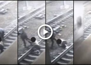 Βίντεο σοκ: Τον τράβηξε από τις ράγες δευτερόλεπτα πριν περάσει το τρένο