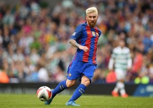 Να, ο Μέσι! Να, η ευκαιρία! Ναι, θα του μιλήσω…ωωπα! Μη βαράτε ρε παιδιά!