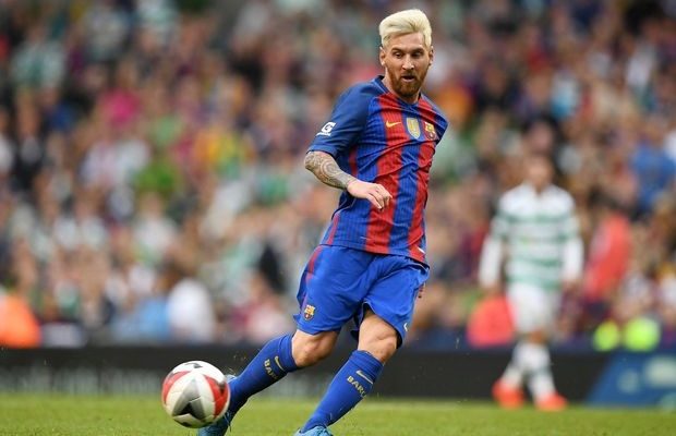 Να, ο Μέσι! Να, η ευκαιρία! Ναι, θα του μιλήσω…ωωπα! Μη βαράτε ρε παιδιά!