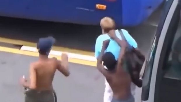 Τουρίστες παλεύουν με κλέφτες στο Ρίο! (vid) Τουρίστες παλεύουν με κλέφτες στο Ρίο! (vid)