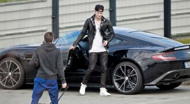 Τα κατάφερε: Πήρε δίπλωμα οδήγησης ο Ρόις