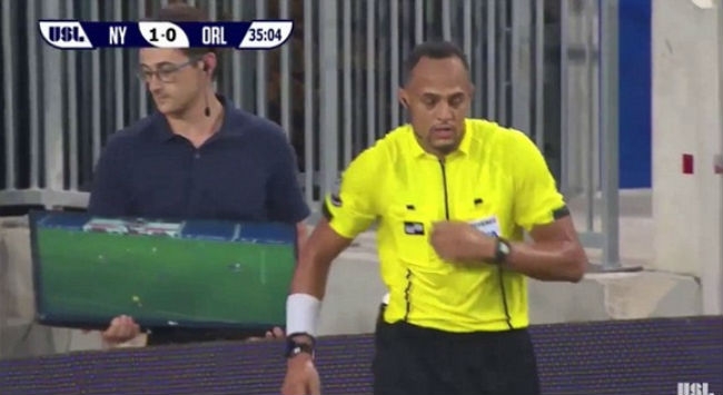 Πρώτη χρήση βίντεο σε ματς για βοήθεια σε διαιτητή!