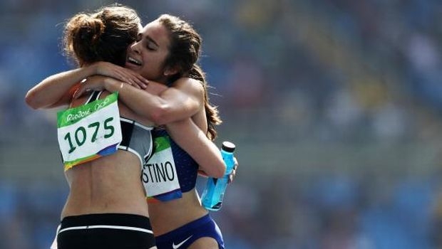 Σταμάτησαν την κούρσα για να βοηθήσει η μία την άλλη