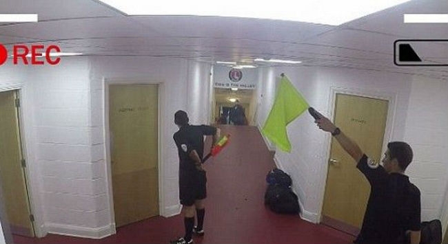 Η απίστευτη προθέρμανση ενός βοηθού διαιτητή! (Video)