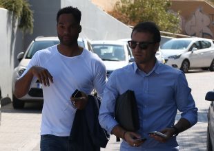 Στα γραφεία ο… ιππότης! (pics)