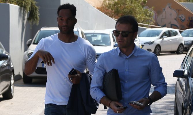 Στα γραφεία ο… ιππότης! (pics)