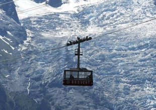 Εφιάλτης στα 3.800 μέτρα: 110 άνθρωποι εγκλωβίστηκαν σε τελεφερίκ στις Άλπεις