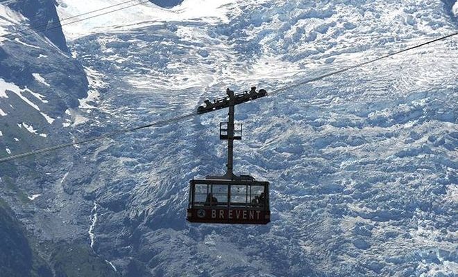 Εφιάλτης στα 3.800 μέτρα: 110 άνθρωποι εγκλωβίστηκαν σε τελεφερίκ στις Άλπεις