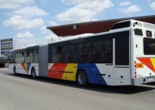 Ελεγκτής τραβάει από τα πόδια γυναίκα σε λεωφορείο του ΟΑΣΘ