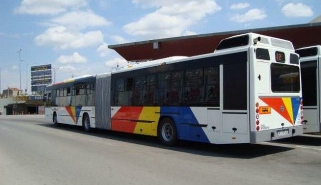 Ελεγκτής τραβάει από τα πόδια γυναίκα σε λεωφορείο του ΟΑΣΘ