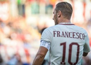 Το περιβραχιόνιο, η φανέλα και το φιλί του Τότι