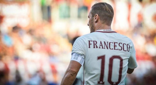 Το περιβραχιόνιο, η φανέλα και το φιλί του Τότι