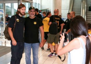 Υποδέχτηκαν την ΑΕΚ φίλοι της ομάδας!
