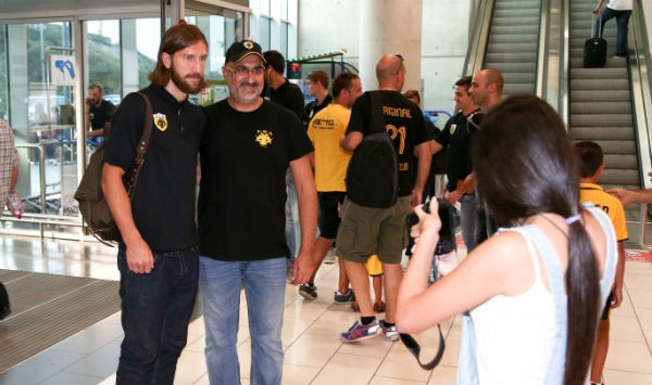 Υποδέχτηκαν την ΑΕΚ φίλοι της ομάδας!