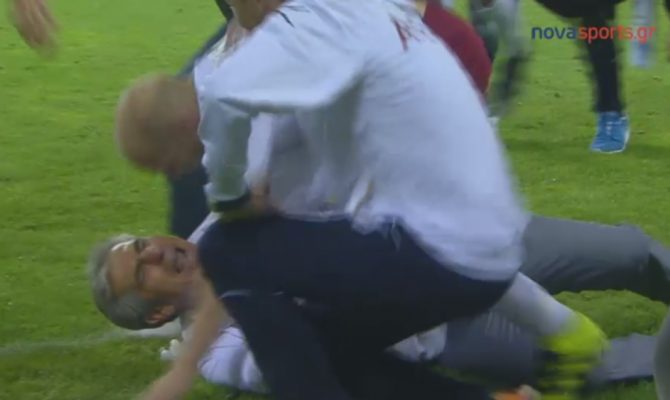 Εχασε και τα γυαλιά του ο Άγγελος Αναστασιάδης! Εχασε και τα γυαλιά του ο Άγγελος Αναστασιάδης!