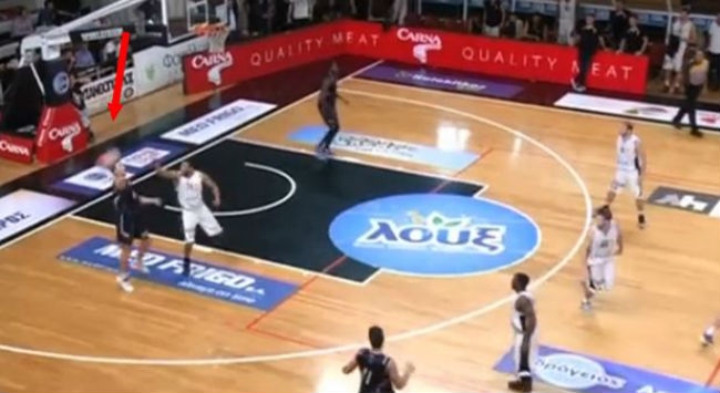 Απίστευτο τρίποντο με το ένα χέρι από καλάθι σε καλάθι…