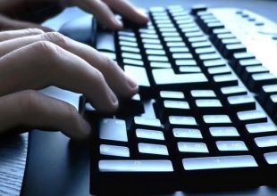 Την γνώρισε μέσω Facebook την εκβίασε και την βίασε