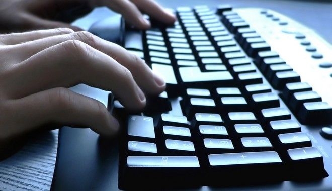 Την γνώρισε μέσω Facebook την εκβίασε και την βίασε