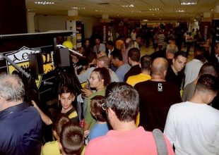 «Πόλεμος» στις μπουτίκ για τη φανέλα! (pics)