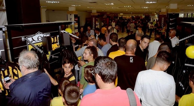 «Πόλεμος» στις μπουτίκ για τη φανέλα! (pics)