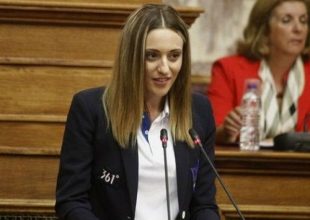 Κορακάκη στη Βουλή: “Δεν έχω παράπονα, κάνω έκκληση για τους νέους”