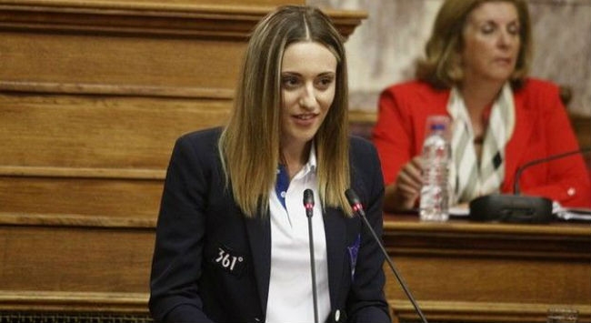 Κορακάκη στη Βουλή: “Δεν έχω παράπονα, κάνω έκκληση για τους νέους”