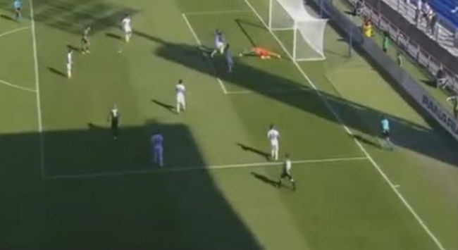 Έπεσε, αλλά ξέχασε την μπάλα ο Καρνέζης