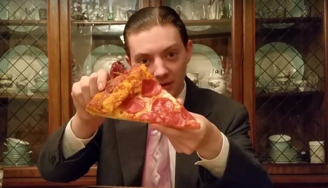 Κερδίζει 1.600€/μήνα δοκιμάζοντας burger και πίτσες στο youtube