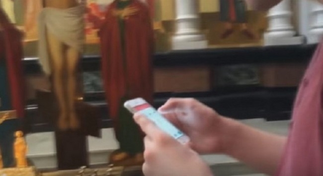 Δεν έχει τον Θεό του! Έπαιξε… Pokemon Go σε εκκλησία (vids)