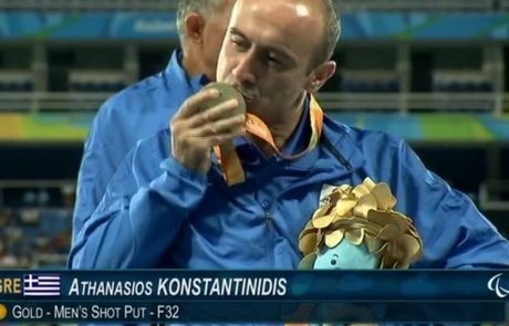 Συγκίνηση στην απονομή των Κωνσταντινίδη-Ζησίδη Συγκίνηση στην απονομή των Κωνσταντινίδη-Ζησίδη