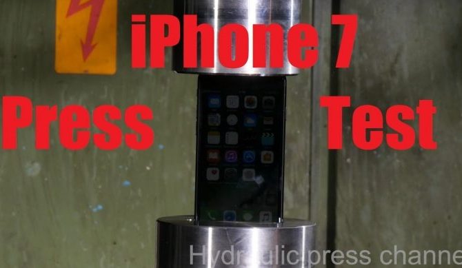 Δείτε τι έγινε όταν ένα iPhone 7 μπήκε κάτω από υδραυλική πρέσα! (VIDEO)