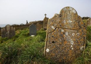 Πληρώνουν για να ταφούν ζωντανοί και να ξεπεράσουν τον φόβο του θανάτου (vid)