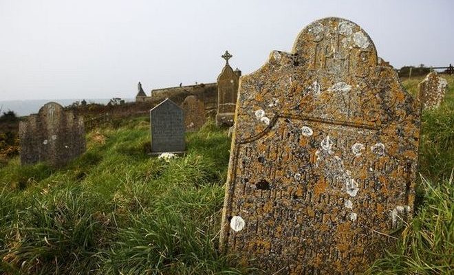 Πληρώνουν για να ταφούν ζωντανοί και να ξεπεράσουν τον φόβο του θανάτου (vid)