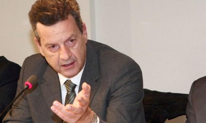 «Με Παππά, Σπάθα, Μάνταλο, Αρετόπουλο και Βοσκάκη, εμείς μπάλα δεν παίζουμε» «Με Παππά, Σπάθα, Μάνταλο, Αρετόπουλο και Βοσκάκη, εμείς μπάλα δεν παίζουμε»