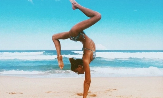 Κάνει yoga και τρελαίνει το Instagram