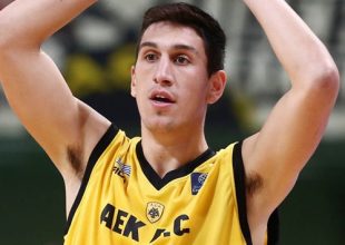 Λαρεντζάκης: «Να κοιτάξουμε στα μάτια Ολυμπιακό και Παναθηναϊκό»