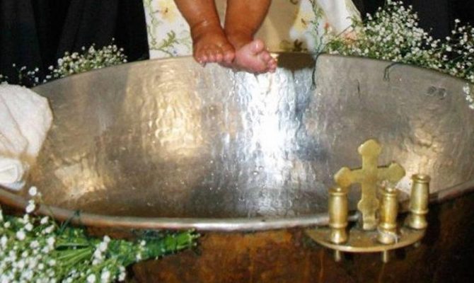 Χαμός σε βάπτιση στο Άργος: Πατέρας διάβασε λίστα με τους εραστές της γυναίκας του!