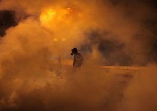 Βόμβα μολότοφ στους τσολιάδες! Πανικός στο Σύνταγμα