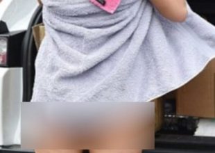 Βγήκε έξω με την πετσέτα της και μας τα έδειξε όλα!