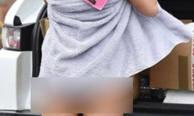 Βγήκε έξω με την πετσέτα της και μας τα έδειξε όλα!