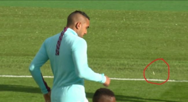 Ο Παγέ κάνει «γκελάκια» με την τσίχλα και μετά την ξαναφέρνει στο στόμα του! (vid) Ο Παγέ κάνει «γκελάκια» με την τσίχλα και μετά την ξαναφέρνει στο στόμα του! (vid)