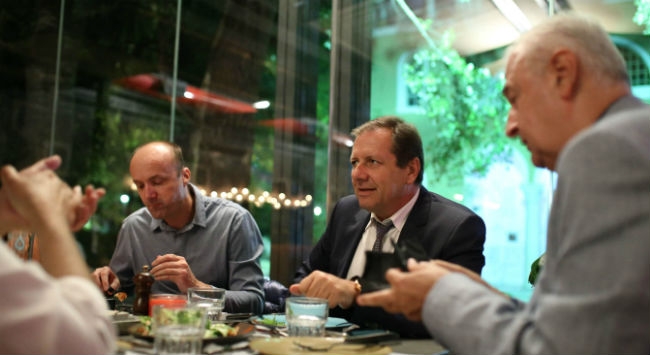 Δείπνο του Αγγελόπουλου σε γονείς και αθλητές! (Φώτο)
